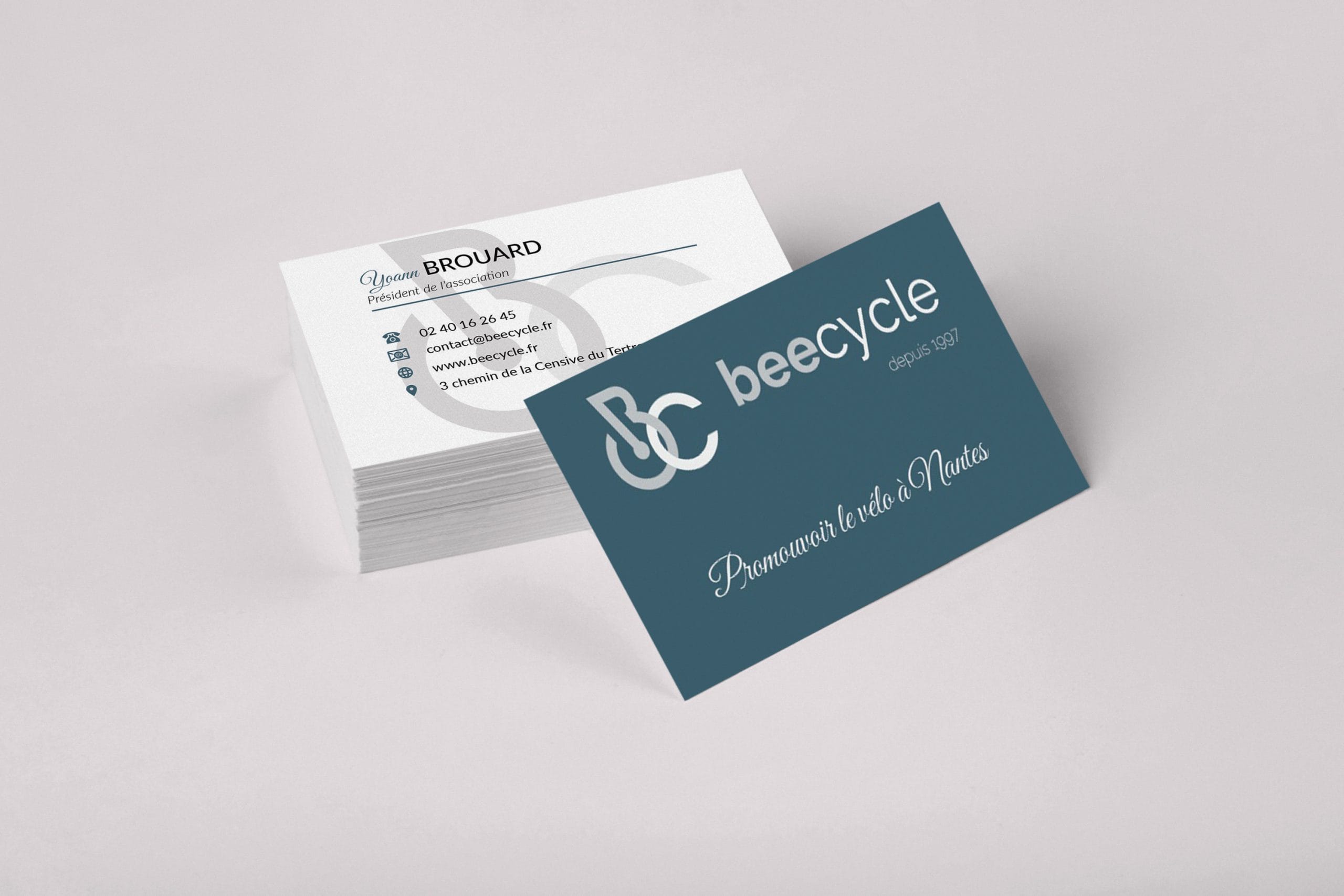 Refonte d'une charte graphique pour une association cycliste : Mockup d'une carte de visite créée pour un projet de formation de refonte d'identité visuelle et de stratégie webmarketing