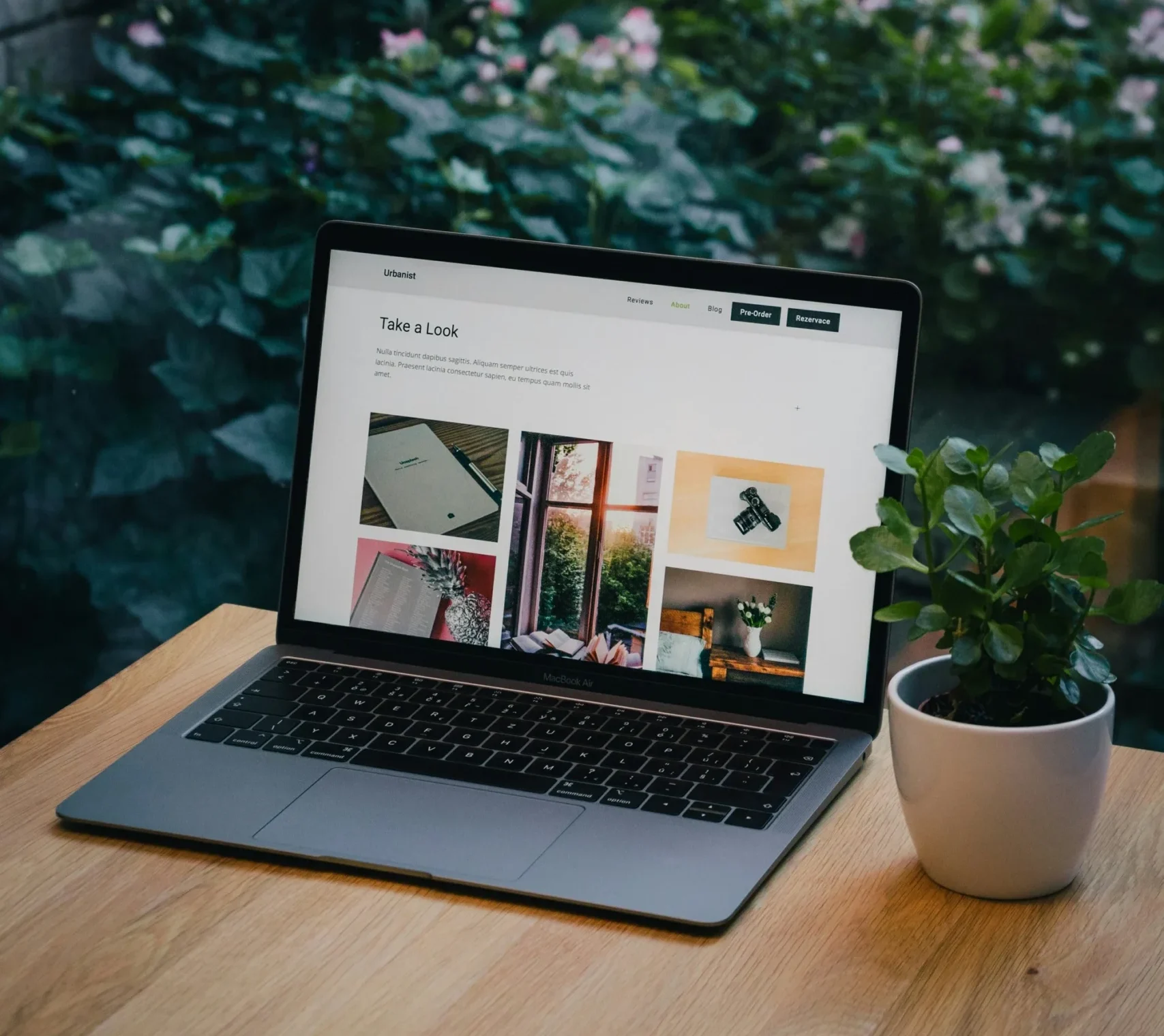 Un bureau avec un pc et un café pour un rendez-vous découverte de premier contact.